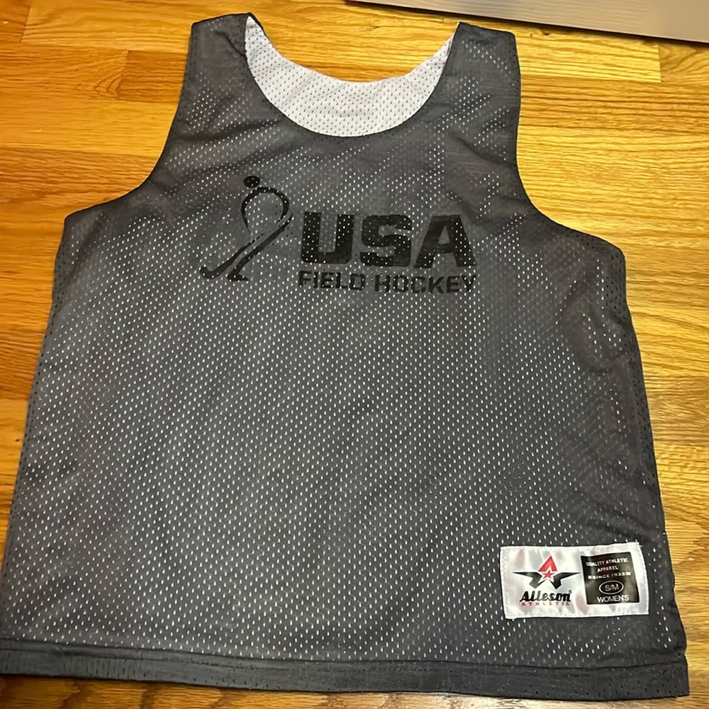 Women’s Small/Medium Field Hockey Pinney Reversible